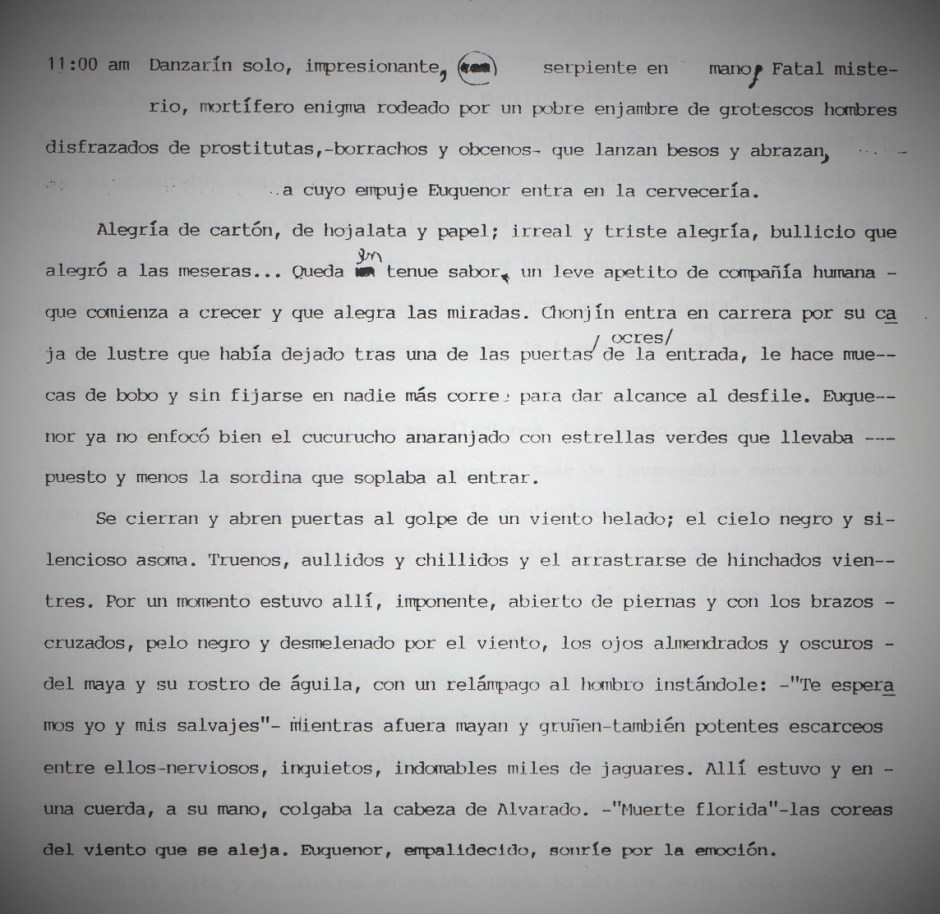 Una página del manuscrito original de la novela "Euquenor". Describe el momento cuando el personaje es empujado por travestis al interior de un bar, donde se encuentra con un indígena maya.