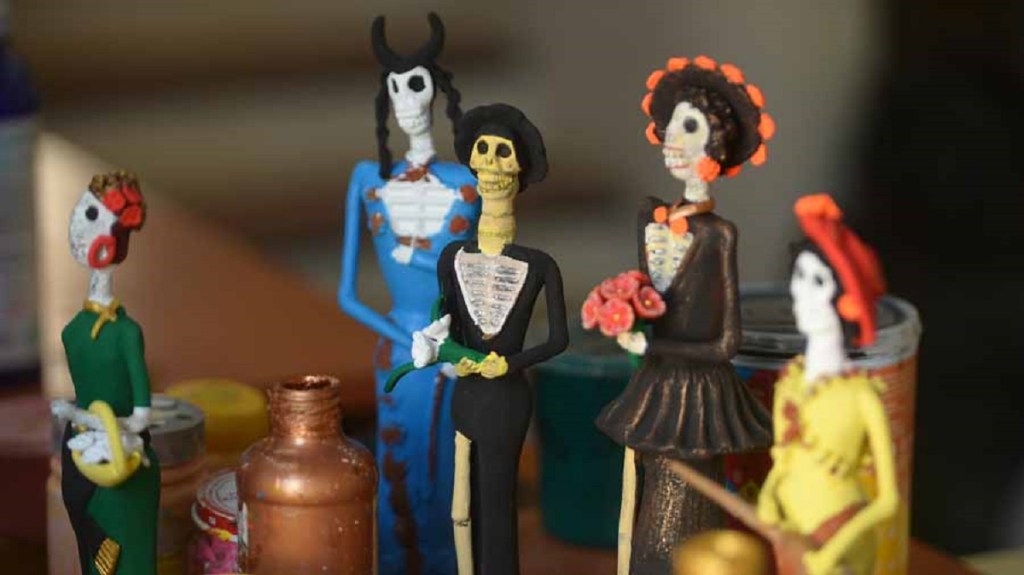 Miniaturas en barro de Ilobasco, El Salvador, que representan a la Santa Muerte.