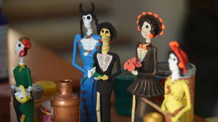 Miniaturas en barro de Ilobasco, El Salvador, que representan a la Santa Muerte.